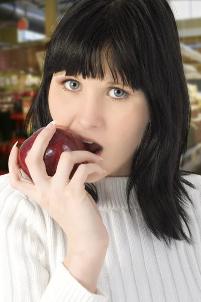 Beautiful Young Woman Eating Apple — Stock Photo, Image