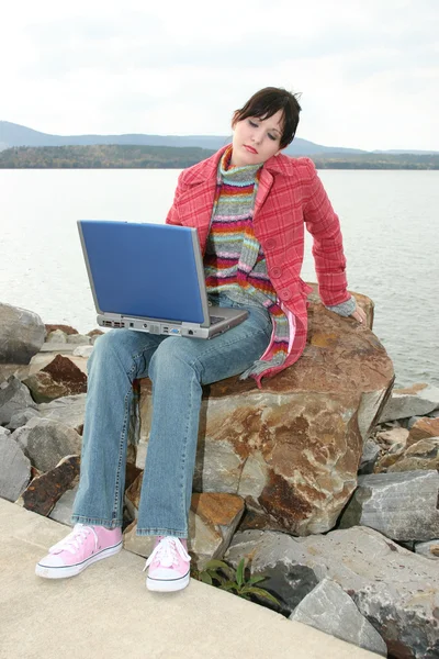 Draußen mit Laptop — Stockfoto