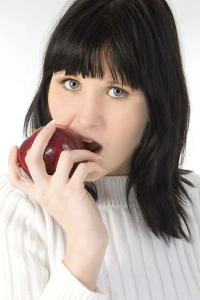 Güzel bir genç kadın yeme elma — Stok fotoğraf