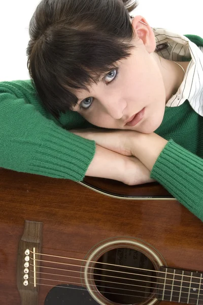 Νεαρή γυναίκα με ακουστική κιθάρα — Φωτογραφία Αρχείου