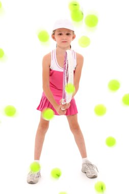kız çocuk tenisçi tenis topları ile saldırmış
