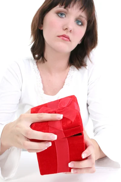 Femme en blanc avec boîte cadeau rouge — Photo