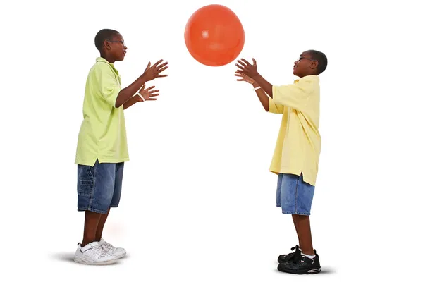 Brüder spielen mit riesigem orangen Ball — Stockfoto