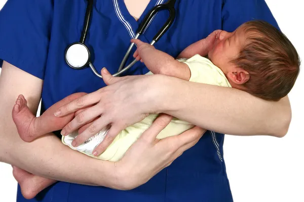 Bambino neonato e infermiera — Foto Stock