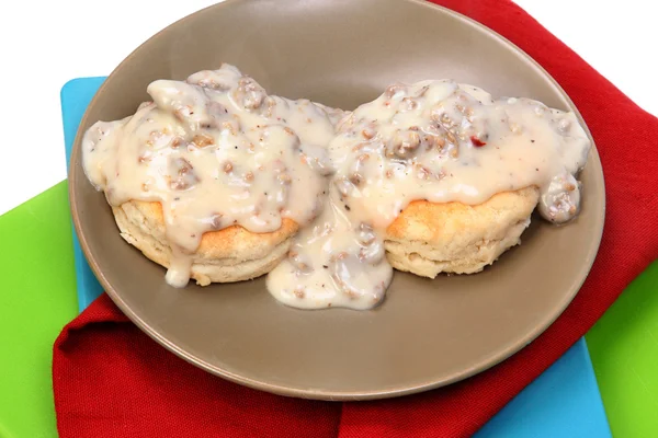 Biscuits et sauce à la saucisse de style sudiste américain dans le cadre de la table — Photo