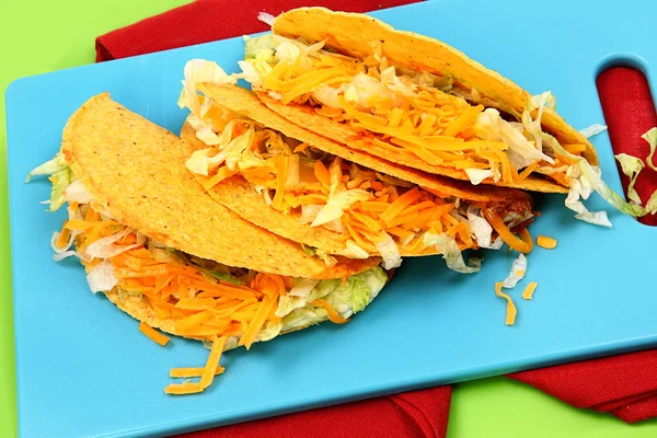 Tres tacos de carne estilo americano en la tabla de cortar — Foto de Stock