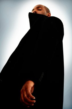 gizemli siyah yakışıklı palto Studio.