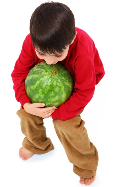 Gelukkig Kaukasische jongenskind uitvoering watermeloen — Stockfoto