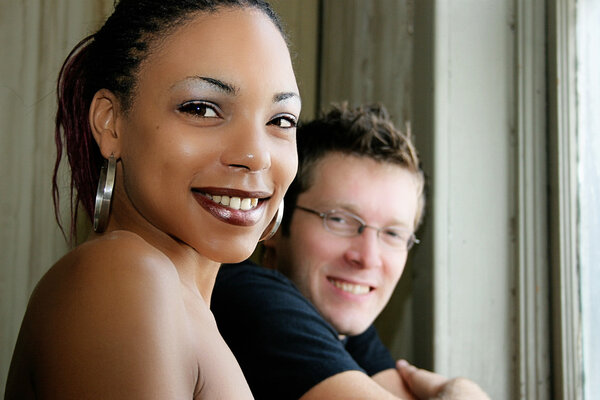 Странный портрет межрасовой пары
