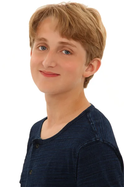 Atractivo caucásico adolescente chico sonriendo sobre blanco background — Foto de Stock