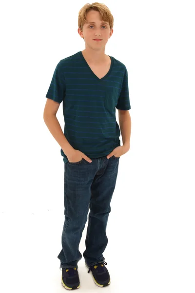 Atraktivní teen chlapec běloch stojící s rukama v kapsách — Stock fotografie