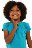 bezaubernde schwarze Mädchen Kind denken Geste und lächelt über whit