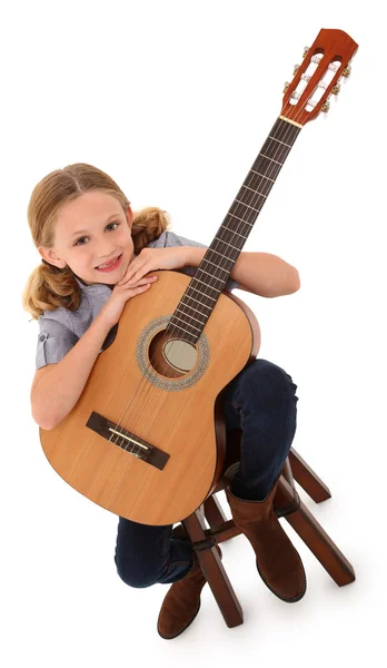 Όμορφη δέκα χρονών με ακουστική κιθάρα πάνω από λευκό με κλιπ — Φωτογραφία Αρχείου
