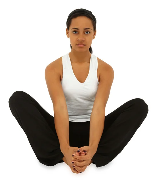Belle femme noire assise style yoga sur le sol blanc yeux o — Photo
