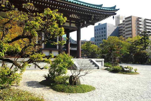 Kontrast buddhistiska tempel i förgrunden och skyskrapor i bac — Stockfoto