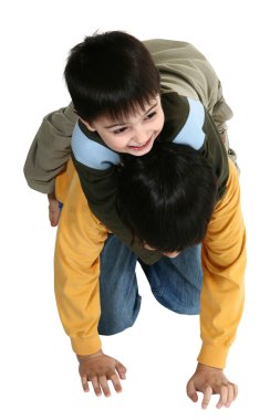 Beyaz kırpma yolu ile uğraşırken kardeşler at.