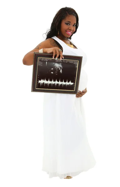 Mulher negra grávida bonita com foto emoldurada do coração do bebê — Fotografia de Stock