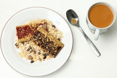 böğürtlen ve çilek granola bar ve kahve krem