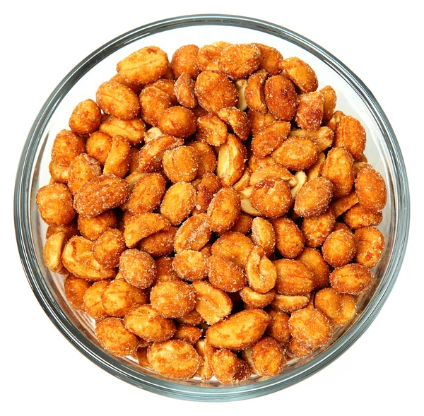Honig geröstete Erdnüsse in einer Glasschüssel über Weiß. — Stockfoto
