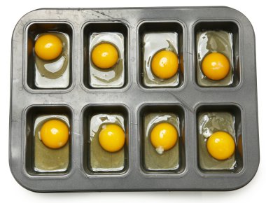 pişirmeye hazır kek içinde çiğ yumurta tim