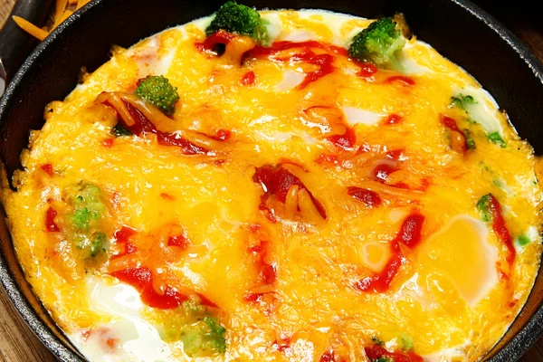 Oven Baked Skillet Eggs with Brocoli, Cheese and Sriracha Sauce — Stock Photo, Image