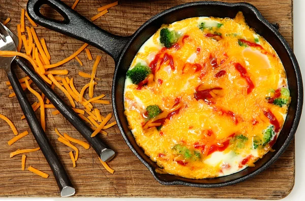 オーブン焼きフライパン卵炒めブロッコリーとチーズ、シラチャー — ストック写真