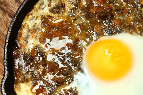 Spenat dal och ägg stekpanna frukost — Stockfoto