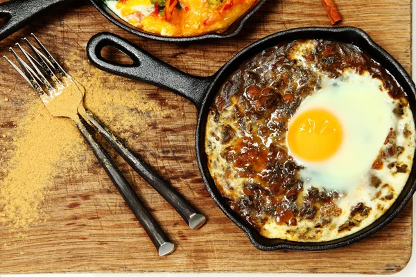 Petit déjeuner à la poêle aux épinards et aux oeufs — Photo