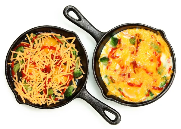 Before and After Cooked and Raw Skillet Egg with Brocoli and Che — Stock Photo, Image