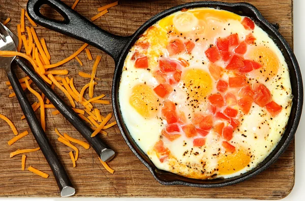 Pfanne gebackene Eier mit Tomaten und Pfeffer — Stockfoto