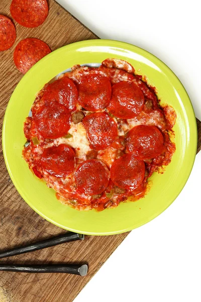 Pizza congelada microondas na mesa — Fotografia de Stock