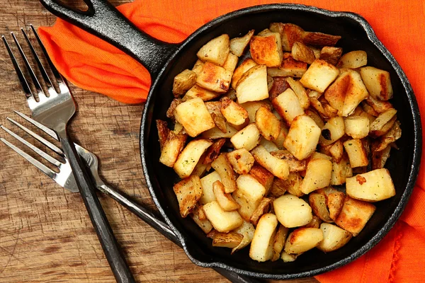 Patatas de rancho en sartén de hierro fundido — Foto de Stock