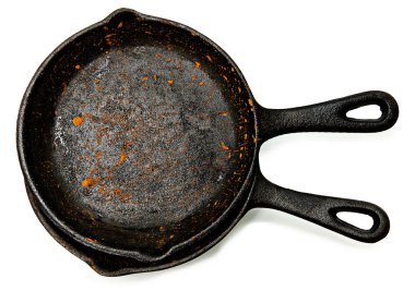 iki paslı demir döküm skillets kümesi