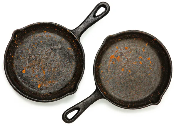 Set van twee roestig gietijzer skillets — Stockfoto