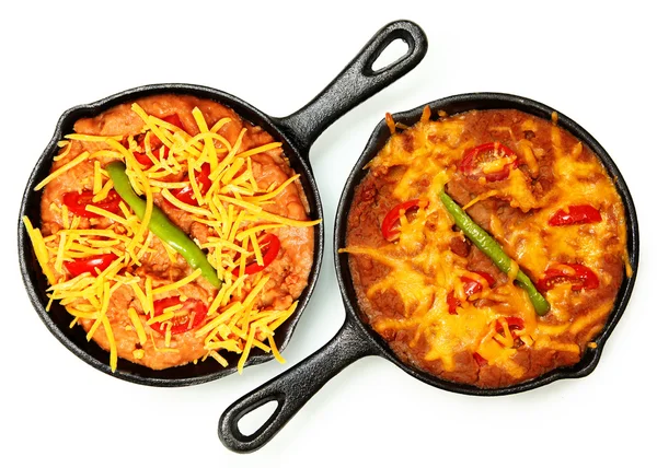 Feijão frito Skillet com pimentas quentes, tomate cereja e Chedd — Fotografia de Stock