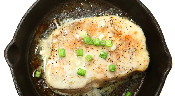 Gebackener Schwertfisch in Butter mit grünen Zwiebeln und Ingwer — Stockfoto