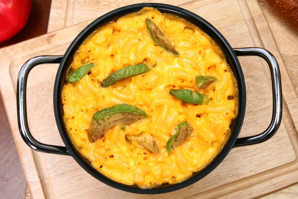 Macarrones y queso con rodajas de aguacate en la mesa —  Fotos de Stock