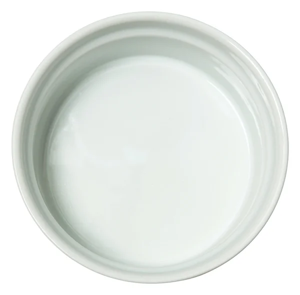 Белая керамическая выпечка блюдо над белым — стоковое фото