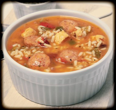 cajun baharatlı tavuk ve sosis bamya çorbası