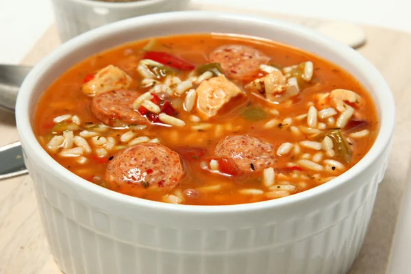 Kom van cajun gekruide kip en worst gumbo — Stockfoto