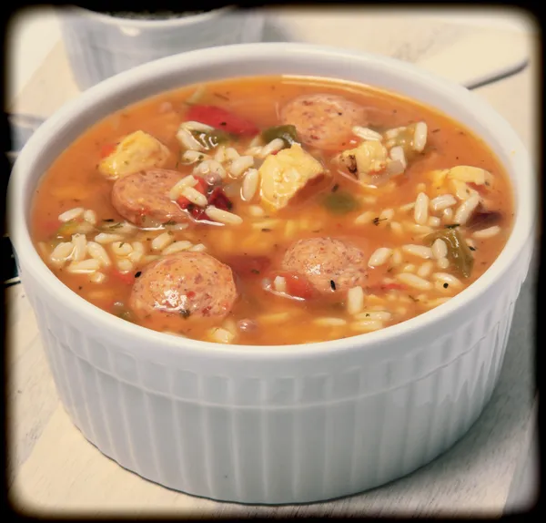 Bowl of Cajun Spicy Chicken and Sausage Gumbo Soup — Stock Photo, Image