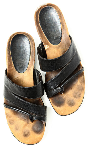 Старая пара сандалий Леброна Джеймса над белым видом на ангелов
