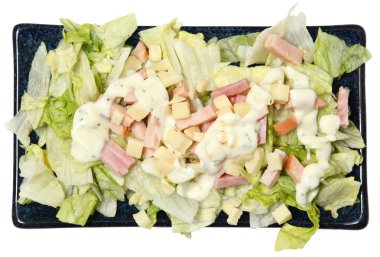 Şef salata tabağı üzerinde yüksek açılı görünüş izole