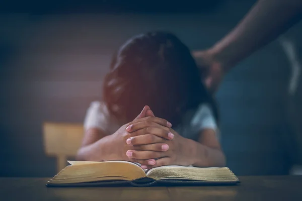 亚洲基督教女孩双手联合起来祈祷 祈求上帝的祝福 她正在读圣经 在教堂里分享福音 灵性和宗教的概念 — 图库照片