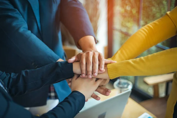 Coördinatie Van Handen Van Een Groep Jongeren Een Symbool Van — Stockfoto