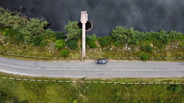 Araba göl kenarındaki yolda.