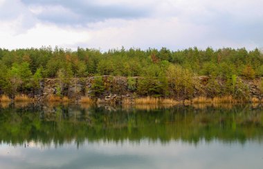 Sonbahar ormanlarında göl 