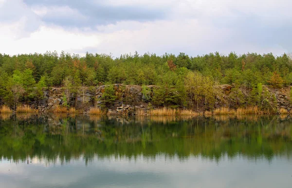 Sonbahar ormanlarında göl 