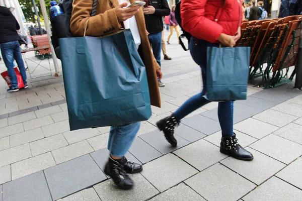 Şehirde yürüyen bir grup insan.