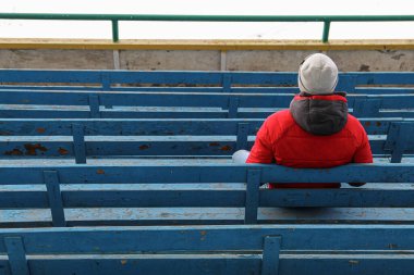 Kürsüde oturan adam.